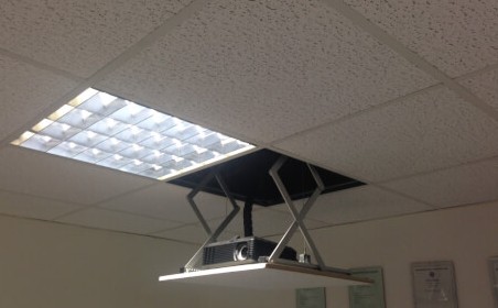 Stropní zvedák pro projektory Flatlift TL300 pro skrytí projektorů do stropu místnosti